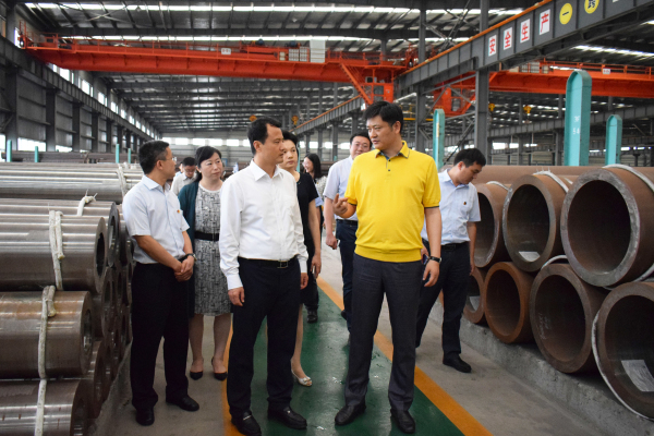 6月22日，團省委書記王偉一行來到江都區(qū)，專題調(diào)研我區(qū)企業(yè)家創(chuàng)新創(chuàng)業(yè)情況。區(qū)委副書記、區(qū)政協(xié)主席曾慶玲等陪同調(diào)研。當天下午，王偉一行來到龍川鋼管，受到了公司馬自強董事長的熱情接待。   △馬董事長向王偉書記一行介紹公司產(chǎn)品   在馬董事長的陪同下，王偉一行實地參觀了美鋼管業(yè)物流中心、六分廠大口徑高合金無縫鋼管生產(chǎn)線，了解了公司發(fā)展歷程、企業(yè)規(guī)模、產(chǎn)品結(jié)構(gòu)及在創(chuàng)新創(chuàng)業(yè)方面取得的成果，向馬董事長征求了對共青團服務(wù)青年創(chuàng)新創(chuàng)業(yè)工作的意見和建議，勉勵企業(yè)家搶抓新一輪產(chǎn)業(yè)變革的機遇，銳意創(chuàng)新、潛心實干，進一步做大做強，并要求各級團組織更好地服務(wù)企業(yè)家，助力企業(yè)轉(zhuǎn)型升級。  △王偉書記一行參觀六分廠大口徑高合金無縫鋼管生產(chǎn)線