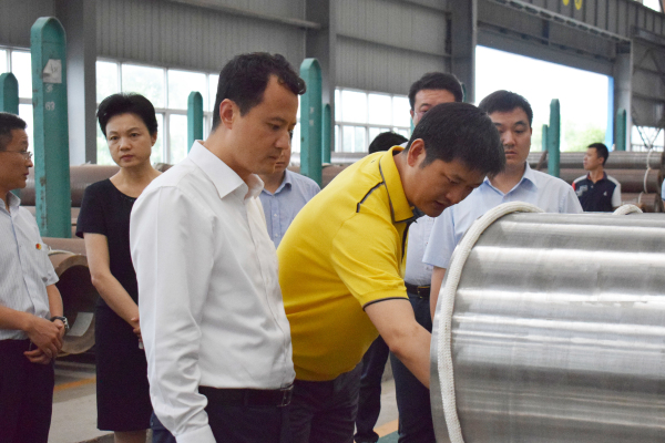 6月22日，團省委書記王偉一行來到江都區(qū)，專題調(diào)研我區(qū)企業(yè)家創(chuàng)新創(chuàng)業(yè)情況。區(qū)委副書記、區(qū)政協(xié)主席曾慶玲等陪同調(diào)研。當天下午，王偉一行來到龍川鋼管，受到了公司馬自強董事長的熱情接待。   △馬董事長向王偉書記一行介紹公司產(chǎn)品   在馬董事長的陪同下，王偉一行實地參觀了美鋼管業(yè)物流中心、六分廠大口徑高合金無縫鋼管生產(chǎn)線，了解了公司發(fā)展歷程、企業(yè)規(guī)模、產(chǎn)品結(jié)構(gòu)及在創(chuàng)新創(chuàng)業(yè)方面取得的成果，向馬董事長征求了對共青團服務(wù)青年創(chuàng)新創(chuàng)業(yè)工作的意見和建議，勉勵企業(yè)家搶抓新一輪產(chǎn)業(yè)變革的機遇，銳意創(chuàng)新、潛心實干，進一步做大做強，并要求各級團組織更好地服務(wù)企業(yè)家，助力企業(yè)轉(zhuǎn)型升級。  △王偉書記一行參觀六分廠大口徑高合金無縫鋼管生產(chǎn)線